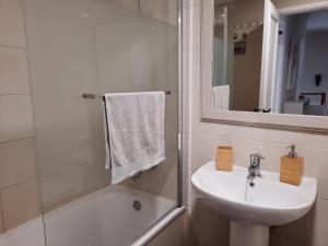 een witte badkamer met een wastafel en een douche bij Casa La Buena Ola in Playa del Hombre +32 foto's
