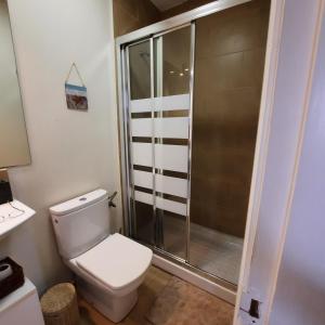 La salle de bains est pourvue d'une douche et de toilettes. dans l'établissement Casa La Buena Ola, à Playa del Hombre