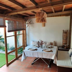 een eetkamer met een tafel met borden erop bij Casa La Buena Ola in Playa del Hombre