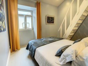 1 dormitorio con 1 cama y escalera en Villa Murailles & Jacuzzi, en Caminha
