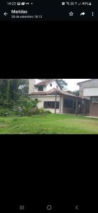 ein Bild von einem Haus und ein Bild von einem Garten in der Unterkunft Casa dona Eliane Temporada Tarituba Paraty in Tarituba + 6 Fotos