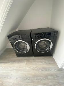 a washer and dryer in the corner of a room at Erin Guest House in Bristol