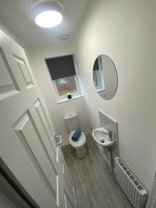 uma casa de banho branca com um WC e um lavatório em Erin Guest House em Bristol
