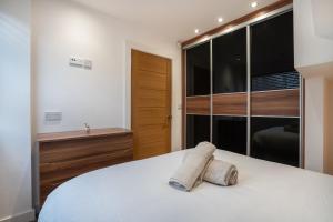 2Bed-Ground Floor-Free Parking في ليفربول: غرفة نوم بسرير أبيض مع نافذة كبيرة