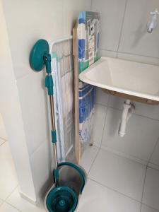 een dweil in een badkamer naast een wastafel bij Casa de Temporada - Família Lopes in Trairi