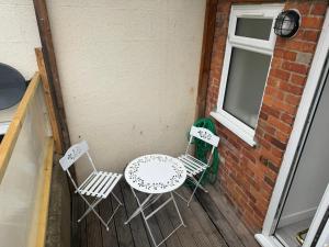 Rõdu või terrass majutusasutuses 2 Bed Town Centre Nr Theatre Free Park Wi-Fi & garden
