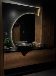 札耶查爾的住宿－Beta Lux，一间带水槽和镜子的浴室
