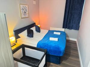 Voodi või voodid majutusasutuse 2 Bed Town Centre Nr Theatre Free Park Wi-Fi & garden toas