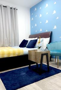 1 dormitorio con cama y pared azul en Stylish and Unique Bedroom In Gateshead - Close To Newcastle en Sheriff Hill