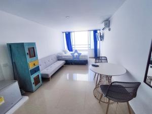 un soggiorno con tavolo e divano di Aparta Estudio Vista Piso 20 a Cartagena de Indias