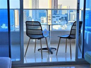 two chairs and a table on a balcony at Apartamento Con Vista al Mar - Central in Cartagena de Indias