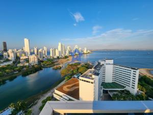 vistas a una ciudad con río y edificios en Aparta Estudio Vista Piso 20, en Cartagena de Indias