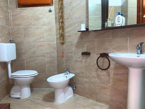 uma casa de banho com um WC e um lavatório em Casa San Rocco em Roccaraso