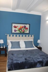 um quarto azul com uma cama com uma parede azul em GeLiRó Apartment Catania Centro em Catânia