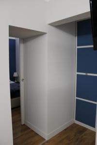 um quarto com uma cama e uma parede branca em GeLiRó Apartment Catania Centro em Catânia