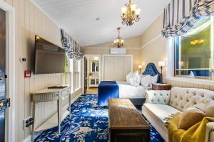 um quarto de hotel com uma cama e um sofá em Hulbert House Luxury Boutique Lodge Queenstown em Queenstown