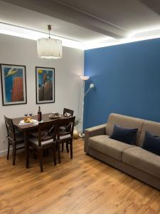 uma sala de estar com um sofá e uma mesa em GeLiRó Apartment Catania Centro em Catânia