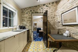 Kuchyň nebo kuchyňský kout v ubytování Hulbert House Luxury Boutique Lodge Queenstown