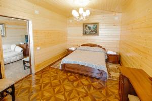 sypialnia z łóżkiem w drewnianym pokoju w obiekcie Hotel Grand Tambov w mieście Tambow