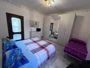 - une chambre avec un lit, une commode et un miroir dans l'établissement Henson appartamento, à Tortone