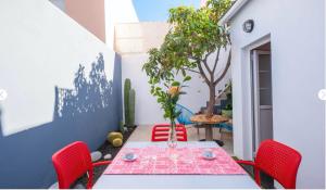 um pátio com uma mesa, cadeiras e uma árvore em Casa Guadalupe y Roque em Santa Cruz de Tenerife
