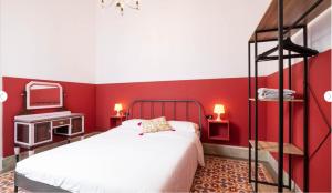 Dormitorio rojo con cama y espejo en Casa Guadalupe y Roque, en Santa Cruz de Tenerife 46 fotos más