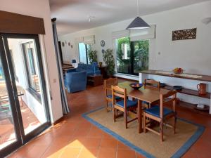cocina y comedor con mesa y sillas en Villa Azevedo en Vilamoura