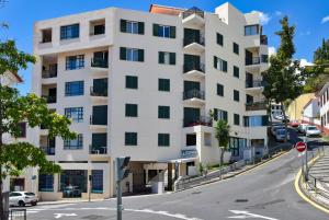 フンシャルにあるEncarnacao Apartment, a Home in Madeiraの通り側のアパートメントビル