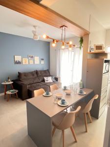 een keuken en een woonkamer met een tafel en stoelen bij Apartamento prox shopping atlântico BrisamarBC5 in Balneário Camboriú