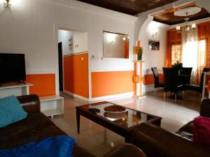 a living room with a couch and a coffee table at Appartement meublé 3CH Yaoundé Omnisport - Tigson in Yaoundé