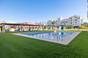 una gran piscina en una ciudad con edificios en Apartamento Puerto Banús con Parking & piscina., en Marbella