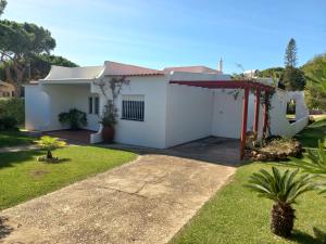 una casa blanca con un camino delante de ella en Villa Azevedo en Vilamoura