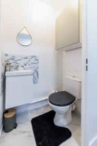 A bathroom at Appartement en face gare d'Evry - Proche Paris & Disney - Easy check in - Arrivée autonome -Place de parking privative - Wifi