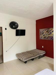 Posto letto in camera con TV a parete di Cantinho da Claudia a Cabo Frio