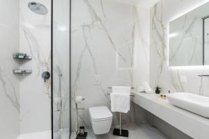 une salle de bain blanche avec un lavabo et des toilettes dans l'établissement Luxury Apartment D&D with Sea Access, à Zaton 31 autres photos