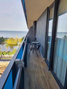 een balkon met een tafel en uitzicht op de oceaan bij Sea View Lux Aparthotel in ORBi City Batumi in Batoemi