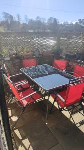 un tavolo da picnic e sedie su un patio di Holme Lea, Ingleton, North Yorkshire a Ingleton