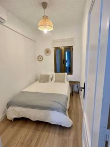 1 dormitorio con 1 cama grande en una habitación en Céntrico+nuevo APT,100% equipado, en Madrid