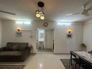 ein Wohnzimmer mit einem Sofa und einem Tisch in der Unterkunft NK Homes -Serviced Apartments - 2 BHK Homestay, Fast Wifi, Fully Furnished in Hyderabad
