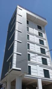 un alto edificio bianco con finestre sopra di G&19 Apartment ad Addis Abeba
