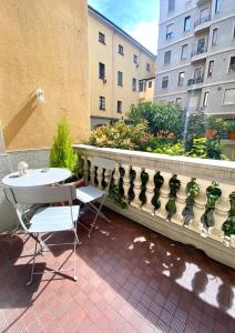 d'une terrasse avec une table, des chaises et une clôture. dans l'établissement Apartment in Brera Milan, à Milan