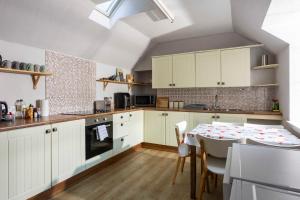 Η κουζίνα ή μικρή κουζίνα στο River View City Centre- Free Parking +27 φωτογραφίες