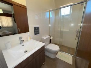 ein Badezimmer mit Toilette, Waschbecken und Dusche in der Unterkunft Pereira's house - Mountain & Sea in Porto da Cruz + 26 Fotos