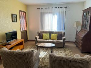 sala de estar con sofá y TV en Pereira's house - Mountain & Sea en Porto da Cruz