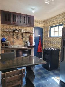 eine Küche mit Spüle und Herd in der Unterkunft Casa Cris cabo frio in Cabo Frio + 36 Fotos