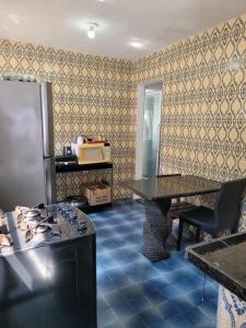 um quarto com uma mesa, uma cadeira e um espelho em Dunas 3 quartos em Cabo Frio