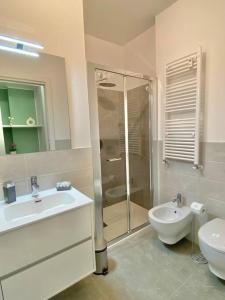 bagno con doccia, lavandino e servizi igienici di EsseBi Home a Milano