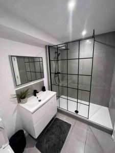 un bagno bianco con doccia e lavandino di LUXURIOUS SEASIDE APARTMENT a Groomsport