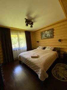 sypialnia z dużym łóżkiem w pokoju w obiekcie Котедж ''Олечка'' w Jaremczach