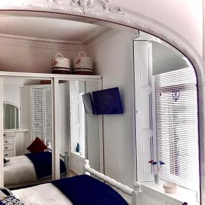 ダンケルドにあるParkviewのベッドルーム(大きな鏡、ベッド付)